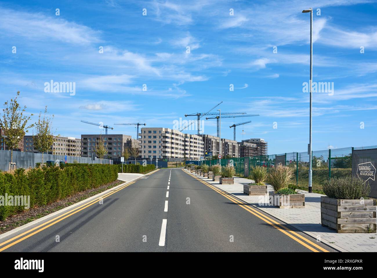 Barking Riverside è in fase di costruzione, Greater London UK, Looking East lungo Project Road Foto Stock