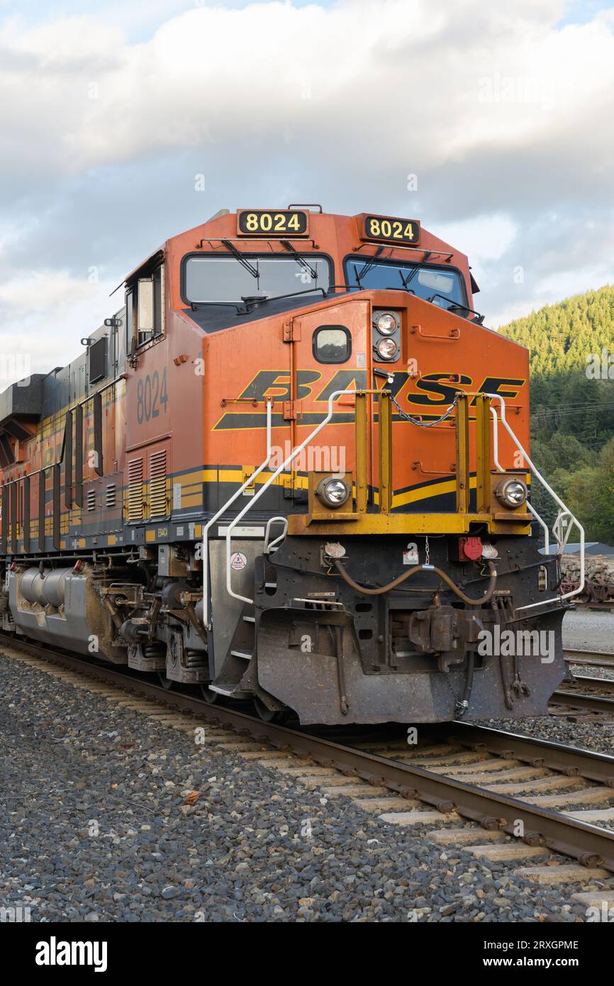 Skykomish, WA, USA - 18 settembre 2023; naso locomotiva merci BNSF ES44C4 in primo piano con nome e marchio Swoosh Foto Stock