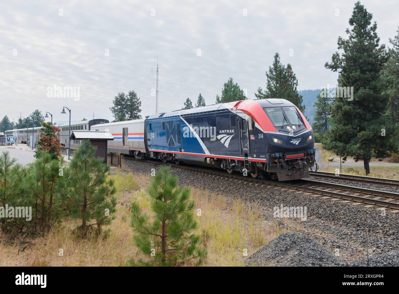 Leavenworth, WA, USA - 22 settembre 2023; Westbound Amtrak Empire costruzione treno passeggeri presso la stazione di Leavenworth WA Foto Stock
