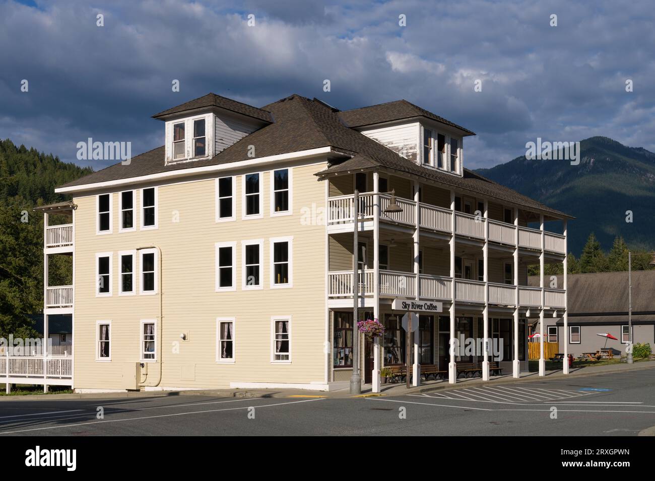 Skykomish, WA, USA - 23 settembre 2023; Skykomish Hotel nel quartiere storico della città di Cascade Mountain Foto Stock