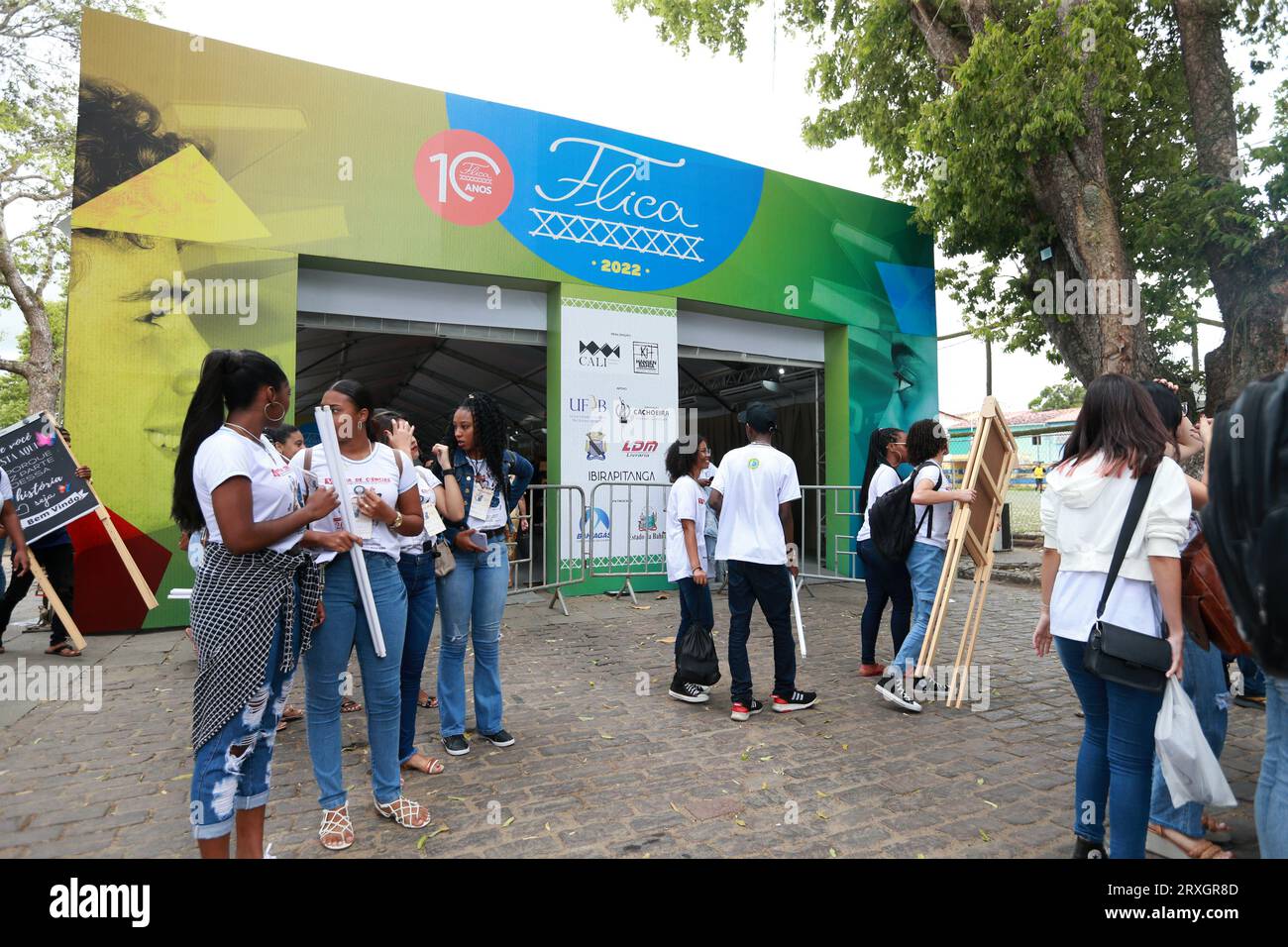 salvador, bahia, brasile - 3 novembre 2023: Persone che visitano la Fiera letteraria di Cachoeira - Flica. Foto Stock