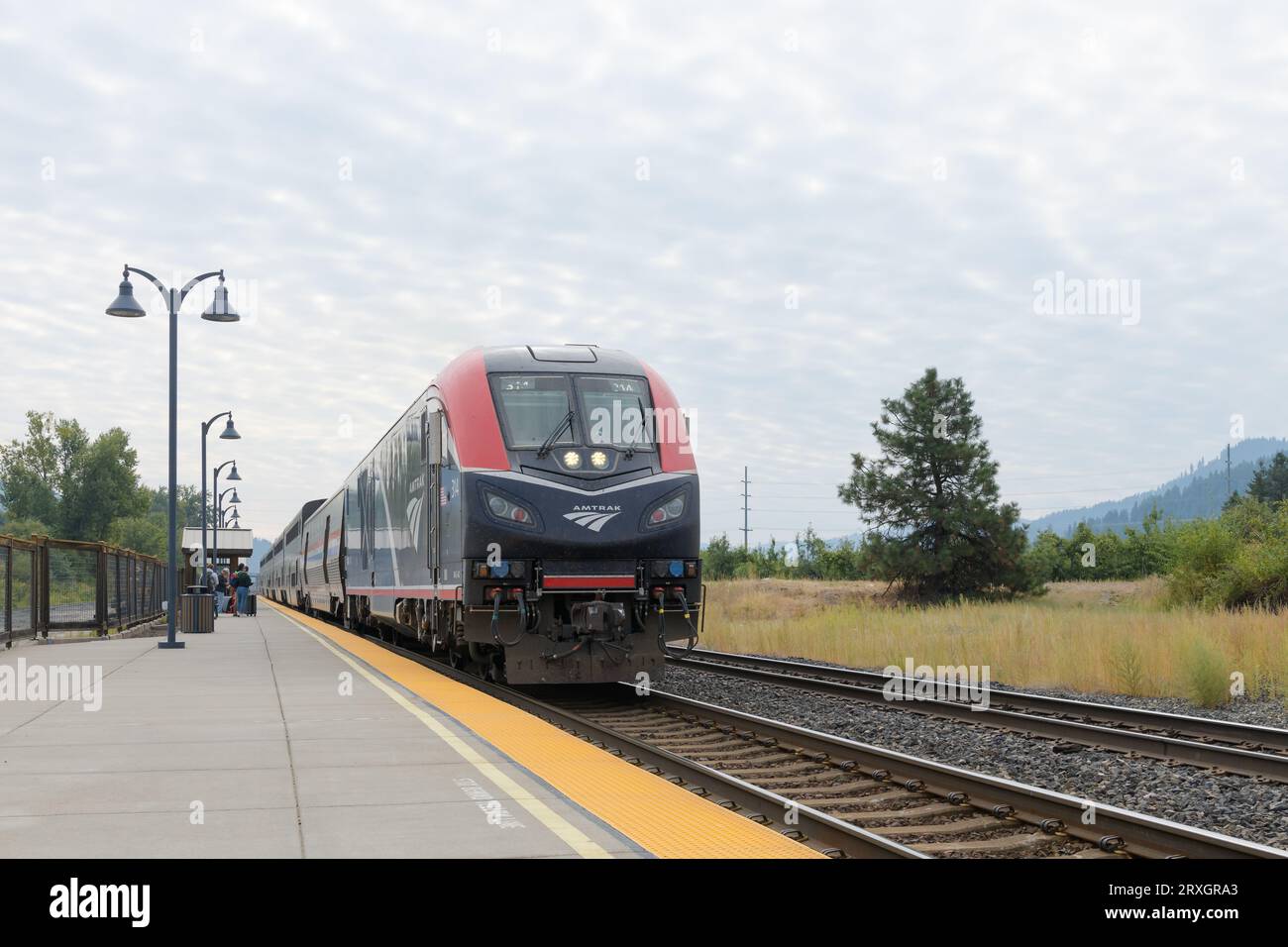Leavenworth, WA, USA - 22 settembre 2023; treno passeggeri Westbound Amtrak Empire Builder alla piattaforma della stazione di Leavenworth WA Foto Stock