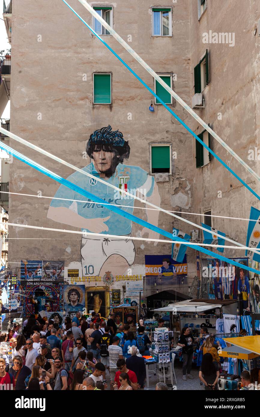 Napoli, Italia - 16 giugno 2023: Murales di Diego Armando Maradona con la camicia Napoli ubicata nei quartieri spagnoli, nel quartiere storico Foto Stock