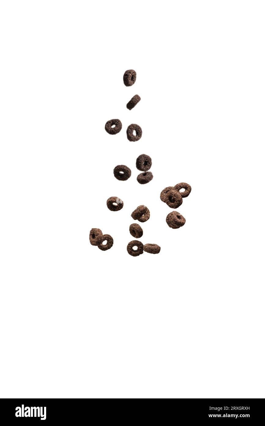 I cerali di cioccolato fuoriescono in una ciotola. Colazione. Isolato su sfondo bianco. Foto Stock