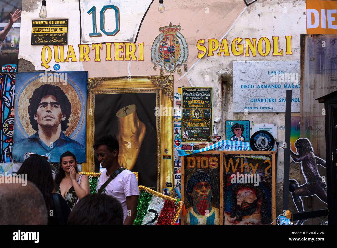 Napoli, Italia - 16 giugno 2023: Stretta via del centro di Napoli decorata con immagini Maradona e colori della squadra di calcio locale, campioni di campionato italiano Foto Stock