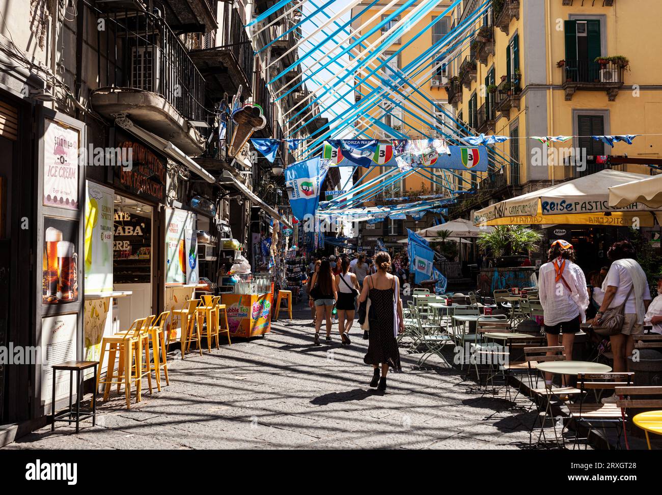 Napoli, Italia - 16 giugno 2023: Napoli campioni d'Italia, nastri e bandiere per festeggiare il blu e il bianco sulla strada di Spaccanapoli nel centro della città Foto Stock