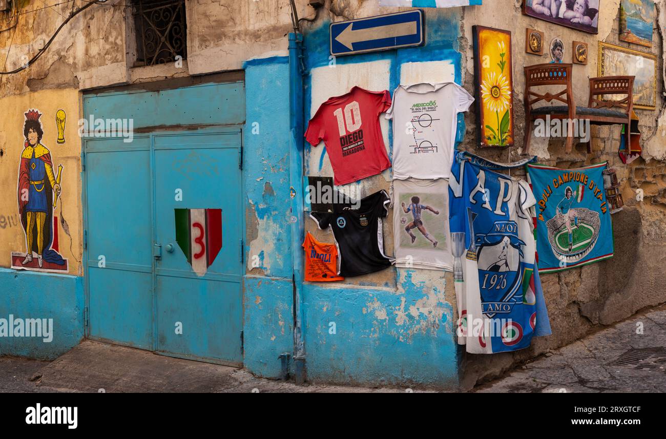 Napoli, Italia - 16 giugno 2023: Stretta via del centro di Napoli decorata con i colori delle squadre di calcio locali, campioni di campionato italiano Foto Stock