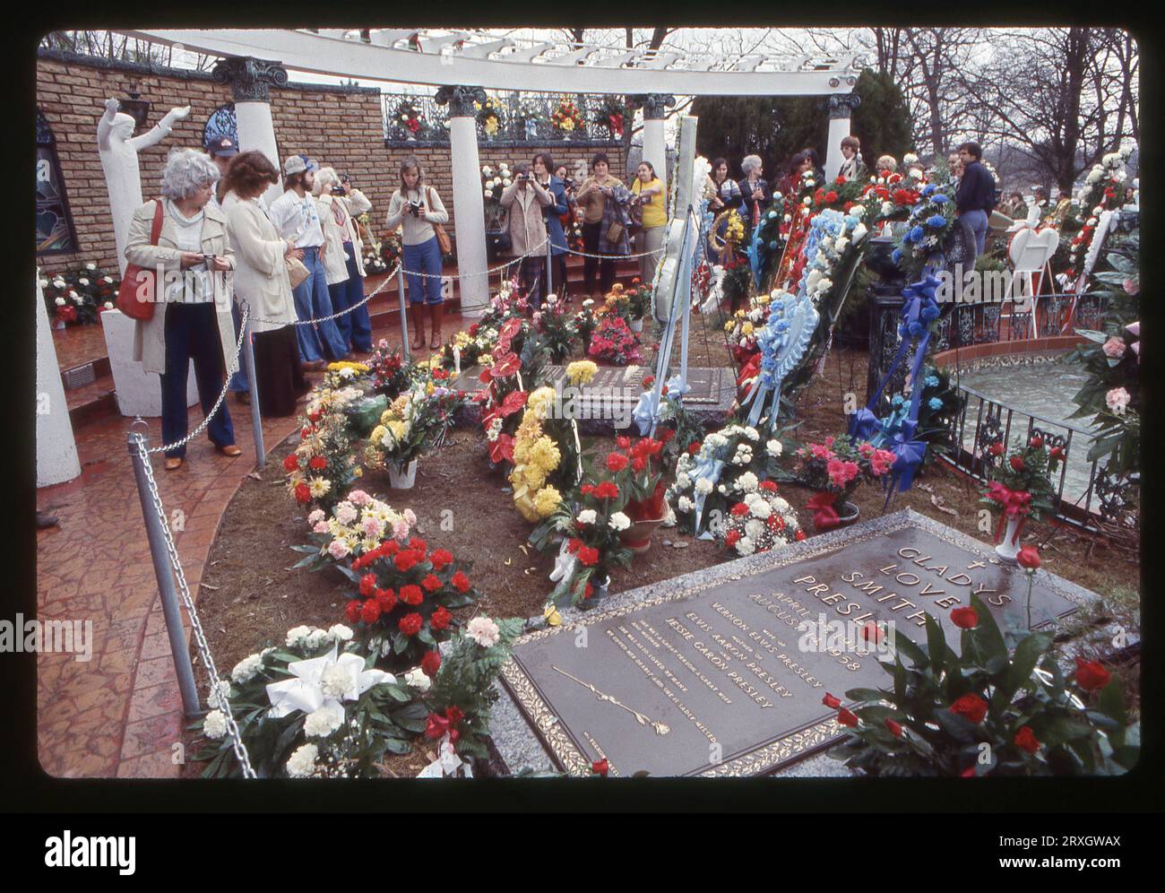 Il primo compleanno di Elvis dopo la sua morte. A Graceland, residenza di Elvis a Memphis, l'8 gennaio 1978 in un giorno di drizzly. La lapide di sua madre è in primo piano. Foto Stock