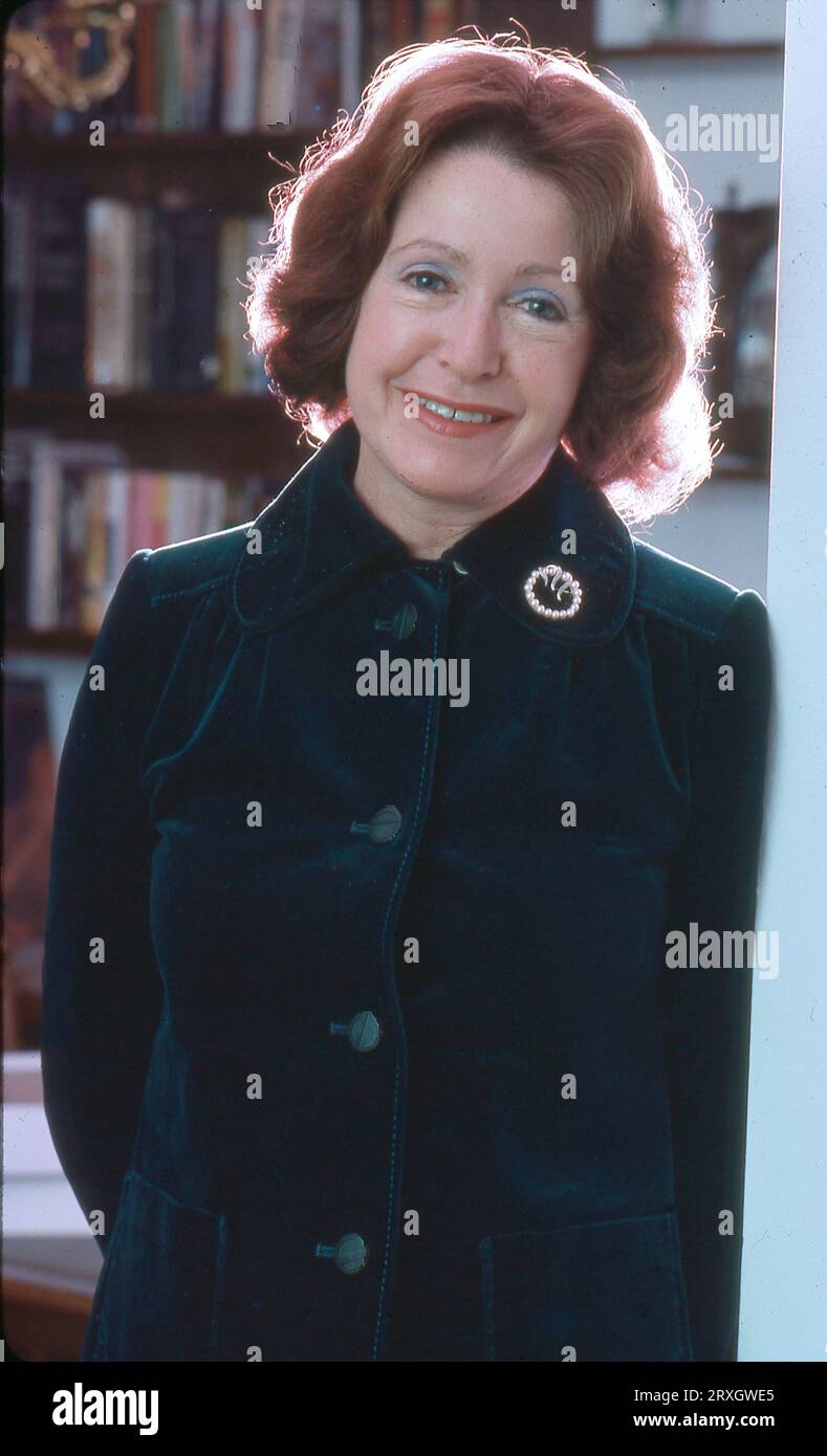 Ritratto in posa della scrittrice di suspense più venduta Mary Higgins Clark. Nel suo appartamento di Manhattan nel 1979. Ha scritto 51 libri, ognuno un bestseller. Foto Stock