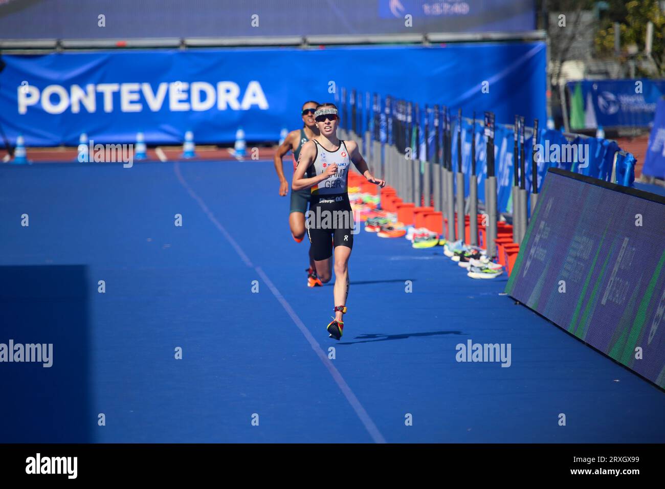 Pontevedra, Spagna. 24 settembre 2023. Pontevedra, Spagna, 24 settembre 2023: La triatleta tedesca Selina Klamt si è aggiudicata il titolo durante i Campionati del mondo di triathlon femminile U23 2023, il 24 settembre 2023, a Pontevedra, in Spagna. (Foto di Alberto Brevers/Pacific Press/Sipa USA) credito: SIPA USA/Alamy Live News Foto Stock