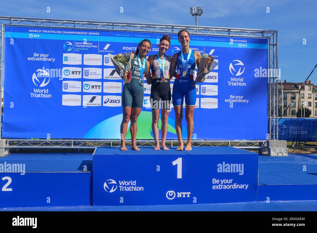 Pontevedra, Spagna. 24 settembre 2023. Il podio finale del Campionato del mondo con la triatleta tedesca, Selina Klamt, la triatleta portoghese, Maria Tomé (L) e la triatleta italiana, Angelica Prestia (R) durante i Campionati del mondo di Triathlon 2023 femminile Sub23, il 24 settembre 2023, a Pontevedra, in Spagna. (Foto di Alberto Brevers/Pacific Press/Sipa USA) credito: SIPA USA/Alamy Live News Foto Stock