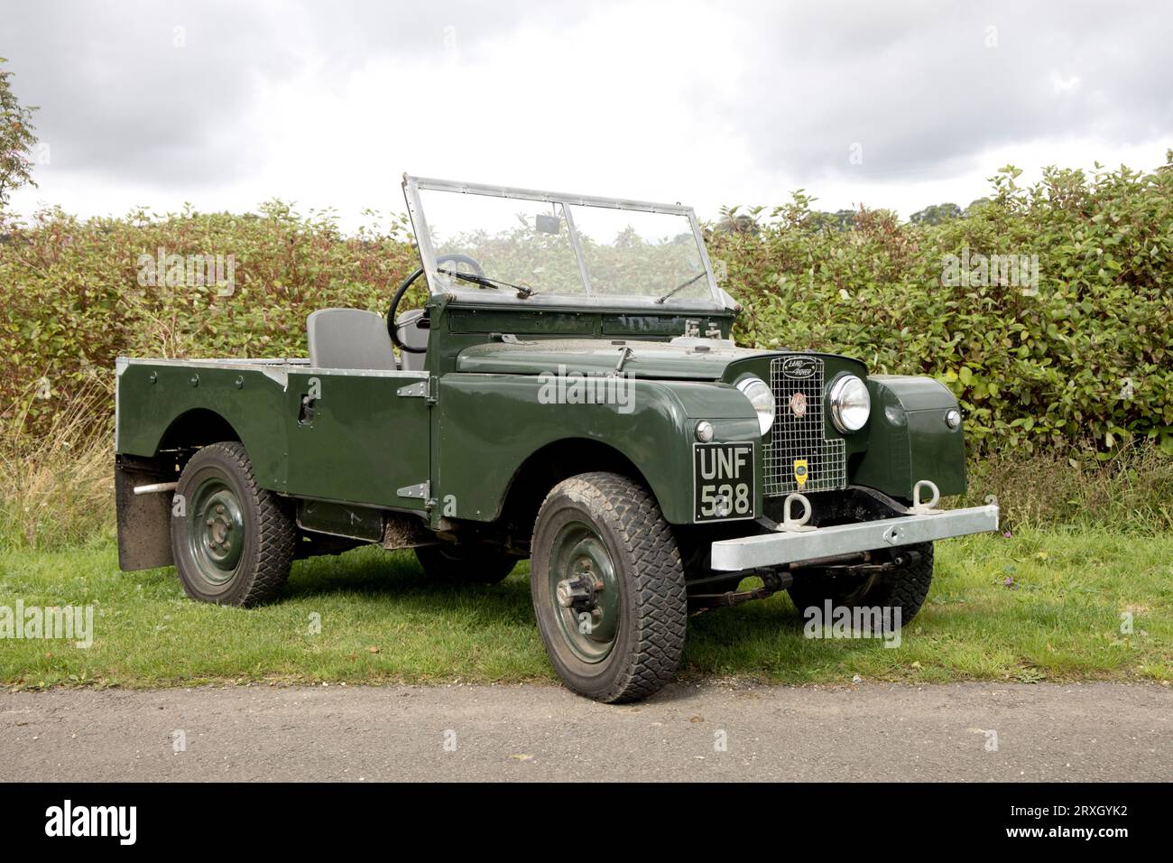 Completamente restaurato 1956 Green Series 1 Landrover parcheggiato su erba davanti alla Hedge Colemans Hill Farm Mickleton Chipping Campden UK Foto Stock