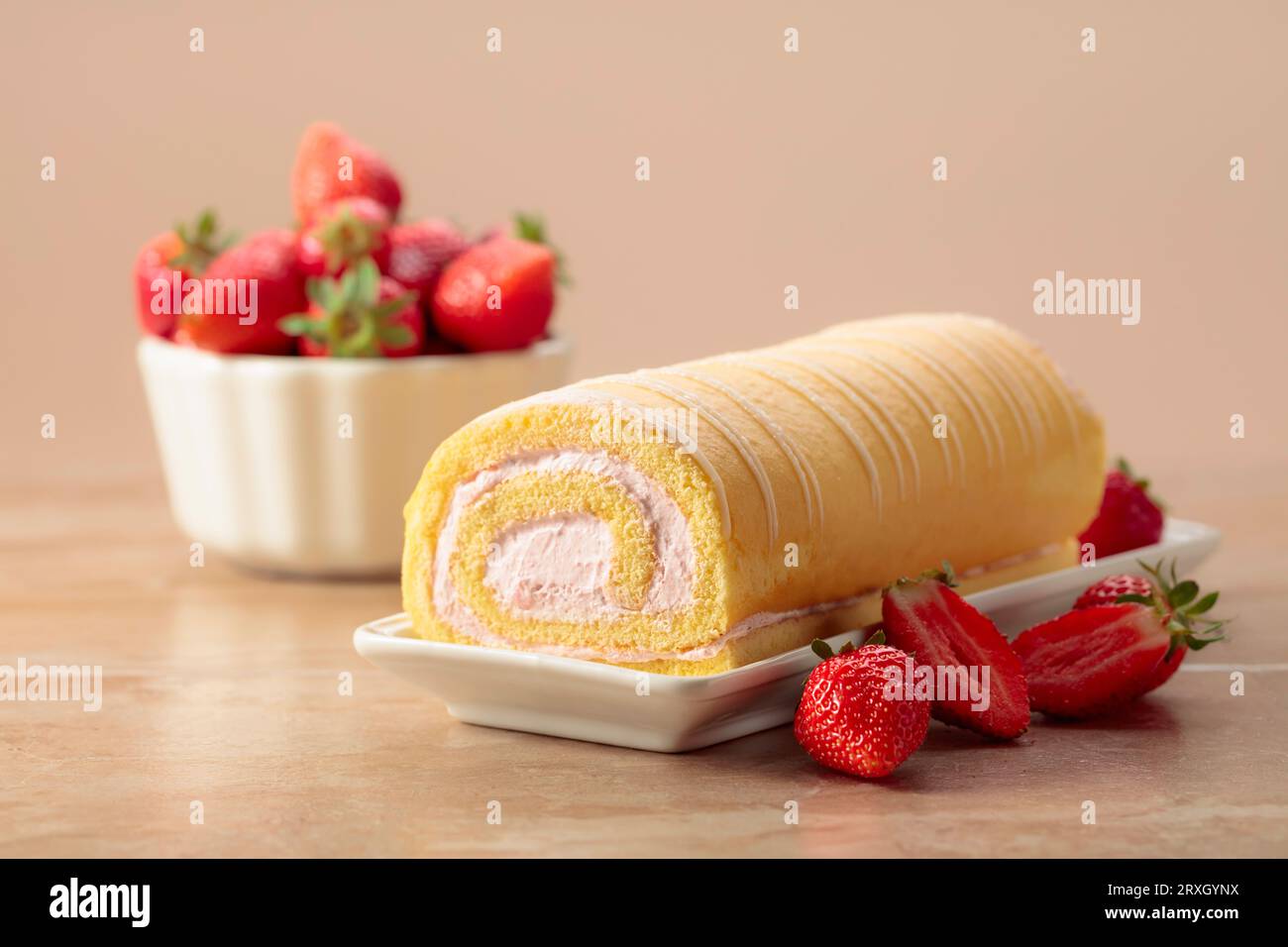 Panino fatto in casa con biscotti alle fragole con formaggio cremoso, panna montata e frutti di bosco freschi. Deliziosa torta di biscotti con fragole su uno sfondo beige Foto Stock