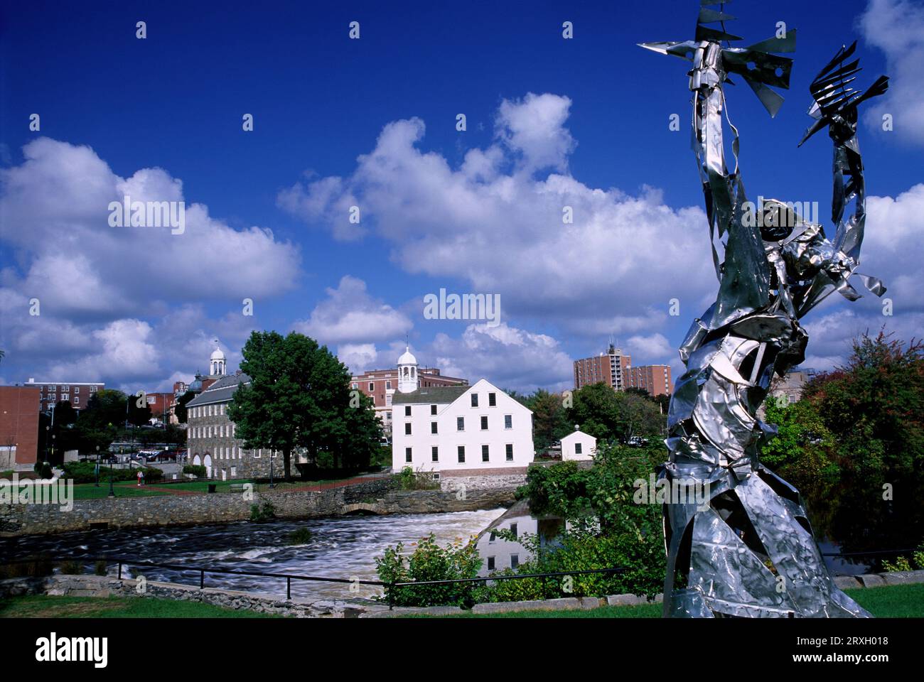 Sito storico di Slater Mill con sculture, Blackstone River Valley National Historical Park, Pawtucket, Rhode Island Foto Stock