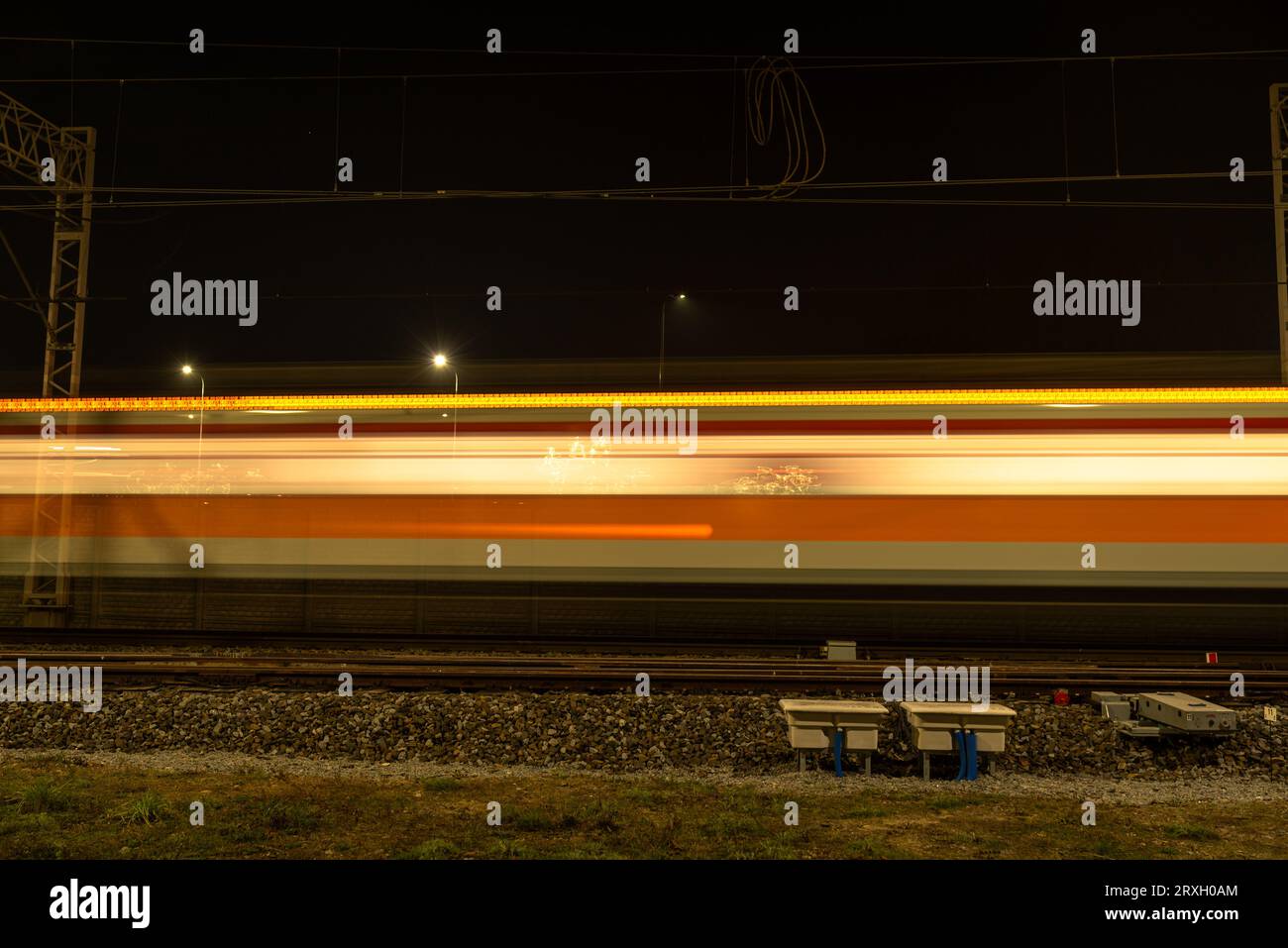 treno in movimento veloce durante la notte esposizione prolungata Foto Stock