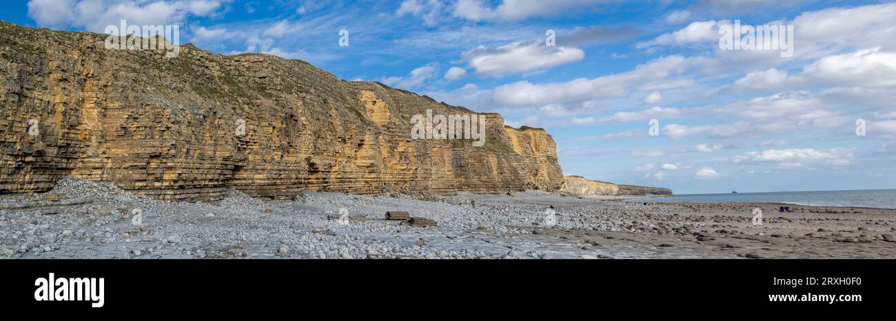 Scogliere e spiaggia a Llantwit Major, Glamorgan, Galles. Foto Stock