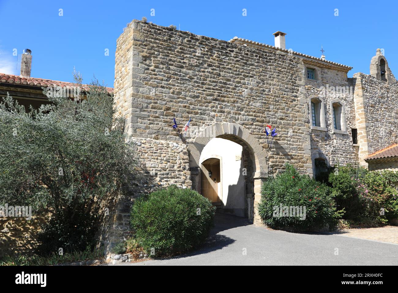 La porta dell'Autunne nel villaggio del vino di Cairanne, nella Provenza di Vaucluse Foto Stock