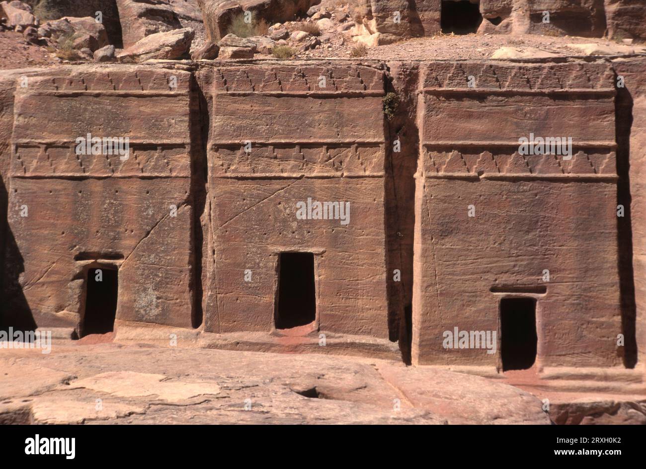 Dimore rupestri nell'antica città di Petra, Giordania. Questo è un sito patrimonio dell'umanità dell'UNESCO. Foto Stock