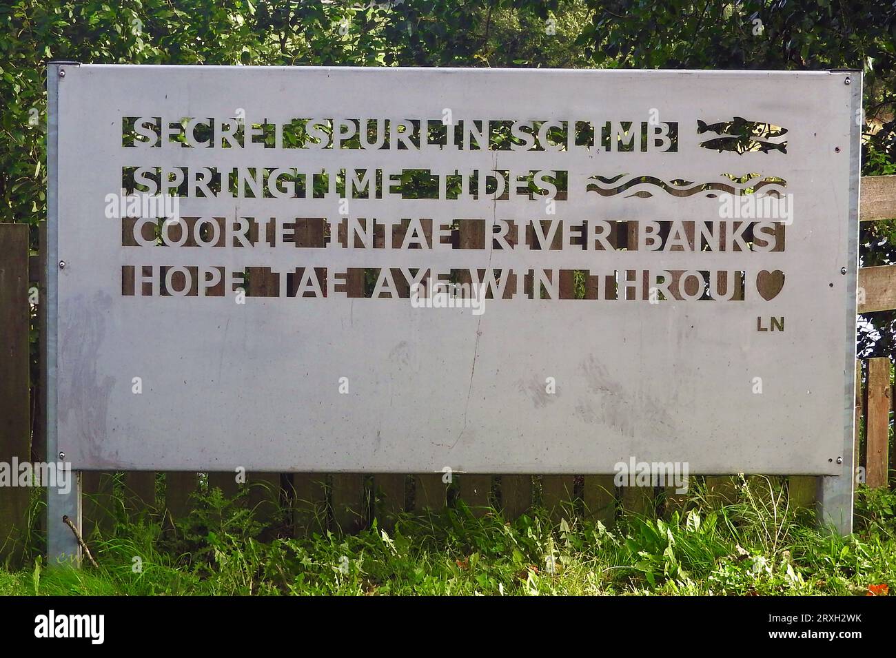 Ponte pedonale Sparling, insegna in dialetto scozzese sul fiume Cree a Newton Stewart, Scozia. (uno dei due segni dialettali) Foto Stock