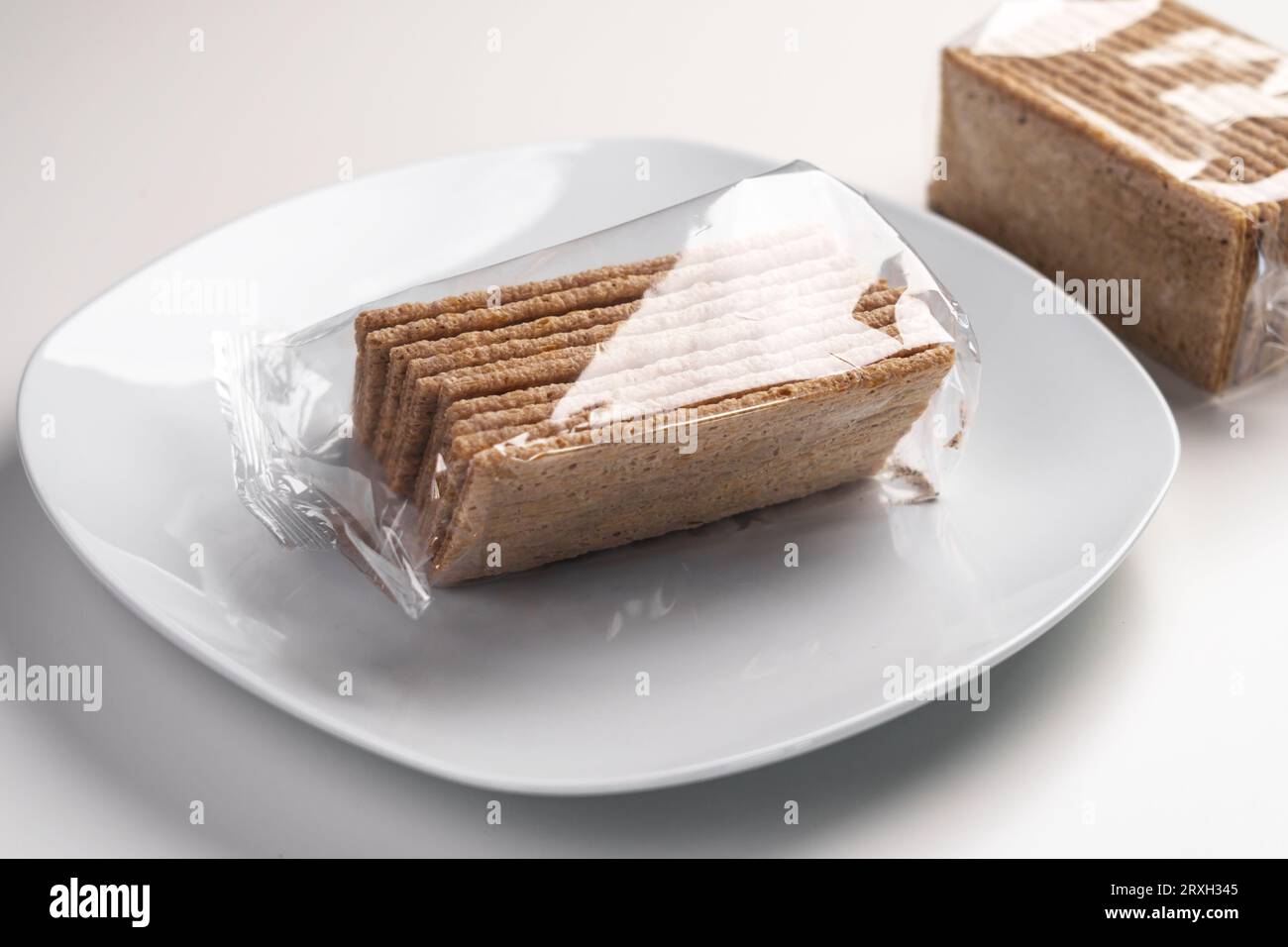 Confezionati sani cracker senza glutine di grano saraceno da vicino su un piatto bianco Foto Stock