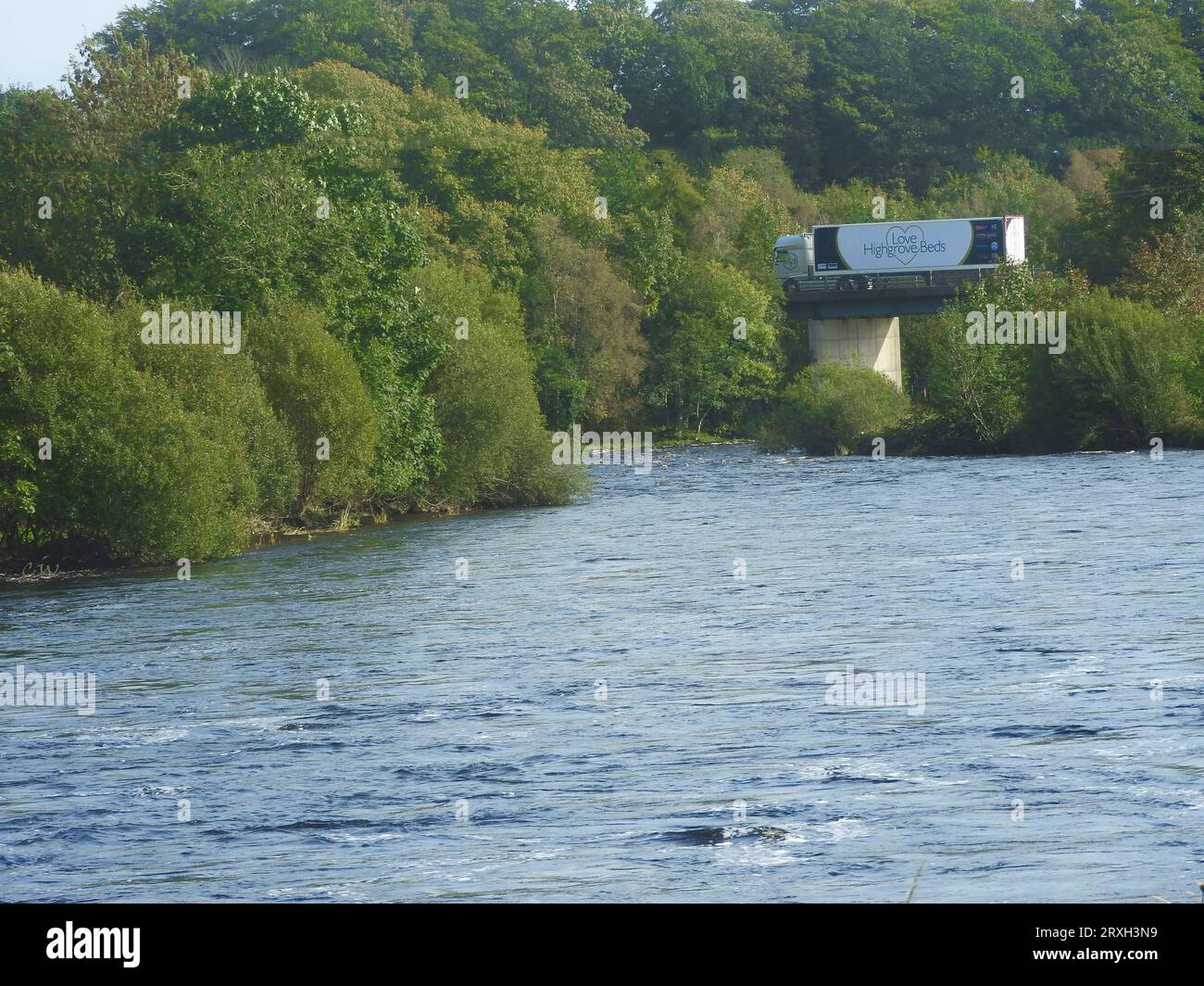 Highgrove Beds Truck che attraversa il ponte A75 sul fiume Cree a Newton Stewart, Scozia Foto Stock