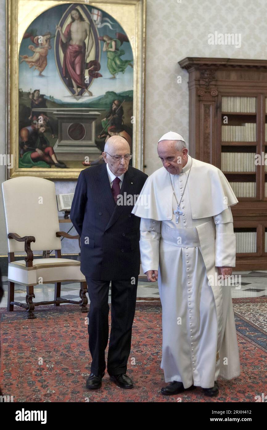 Città del Vaticano, Vaticano, 8 giugno 2013. Papa Francesco riceve il Presidente della repubblica Italiana Giorgio Napolitano nel suo studio in Vaticano Foto Stock