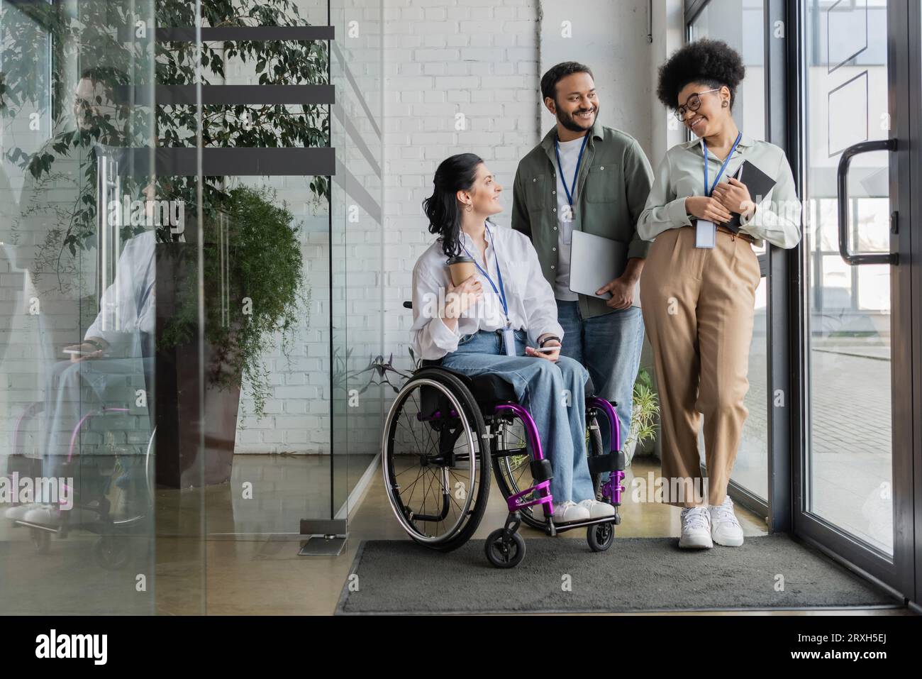 foto di gruppo di diversi uomini d'affari, donne disabili in sedia a rotelle che chiacchierano con i colleghi Foto Stock