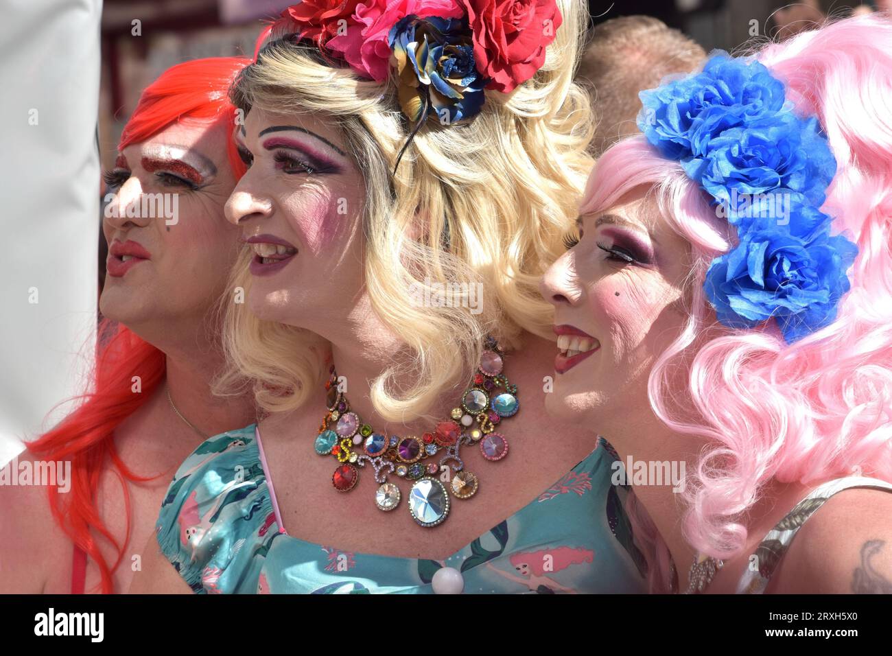 Brighton and Hove, Regno Unito, 4 agosto 2018 e 5 agosto 2018: Tre gioiose drag queen in abiti colorati durante le celebrazioni annuali dell'orgoglio Foto Stock