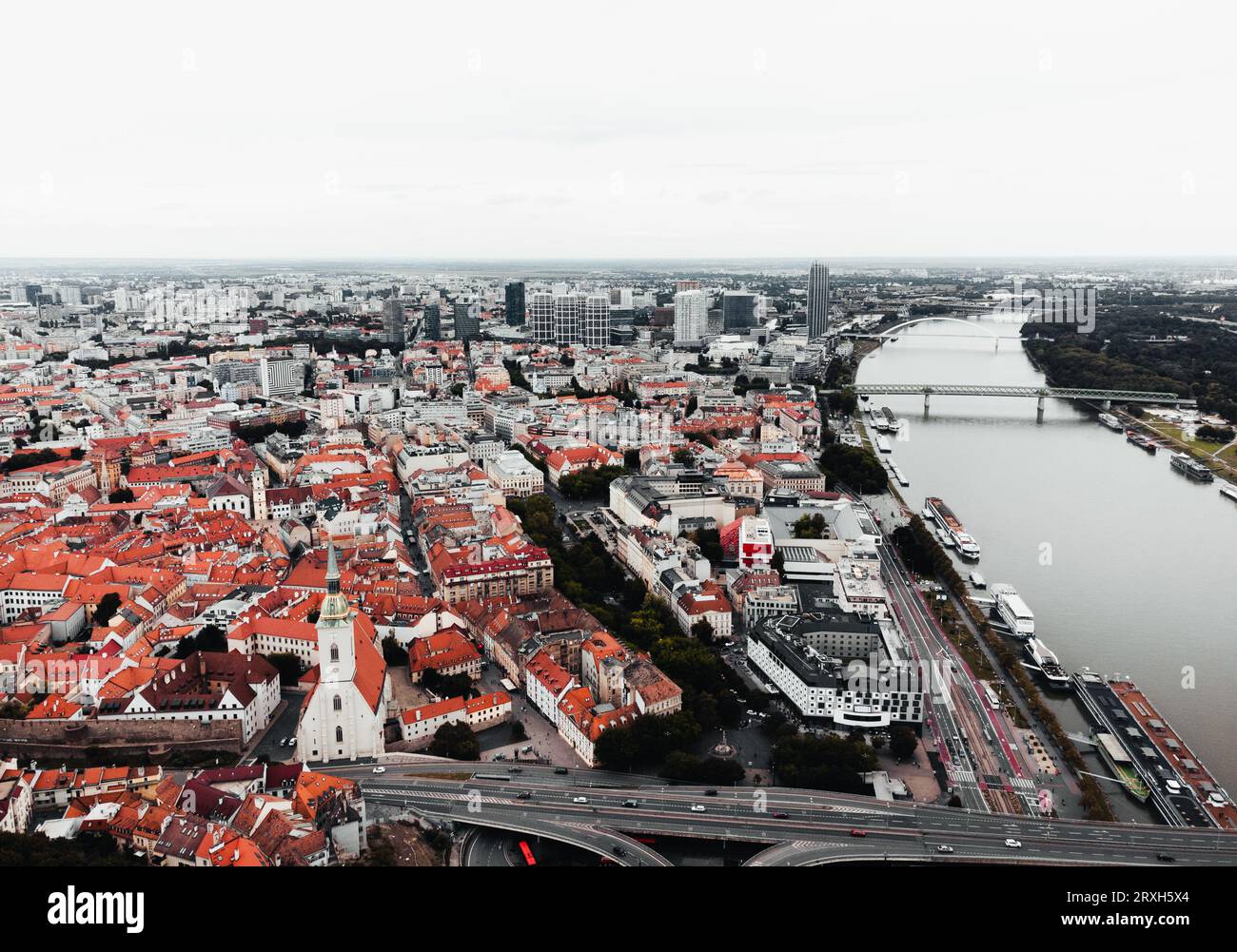 Vista aerea della capitale della Slovacchia, la città vecchia di Bratislava con il centro sullo sfondo. Vista panoramica della città di Bratislava al tramonto lungoso con i tetti Foto Stock