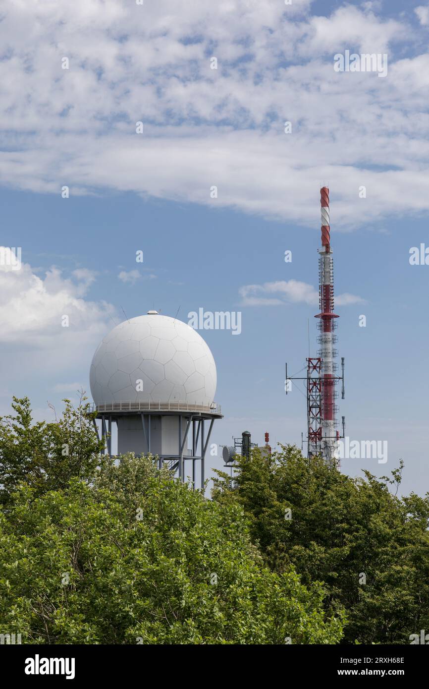 Torre delle telecomunicazioni e radar militare sulla cima del monte Ucka, Istria, Croazia Foto Stock