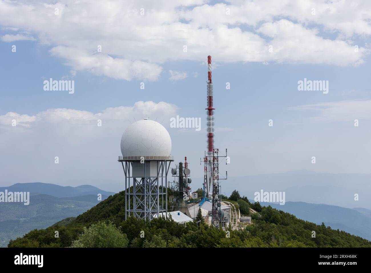 Torre delle telecomunicazioni e radar militare sulla cima del monte Ucka, Istria, Croazia Foto Stock