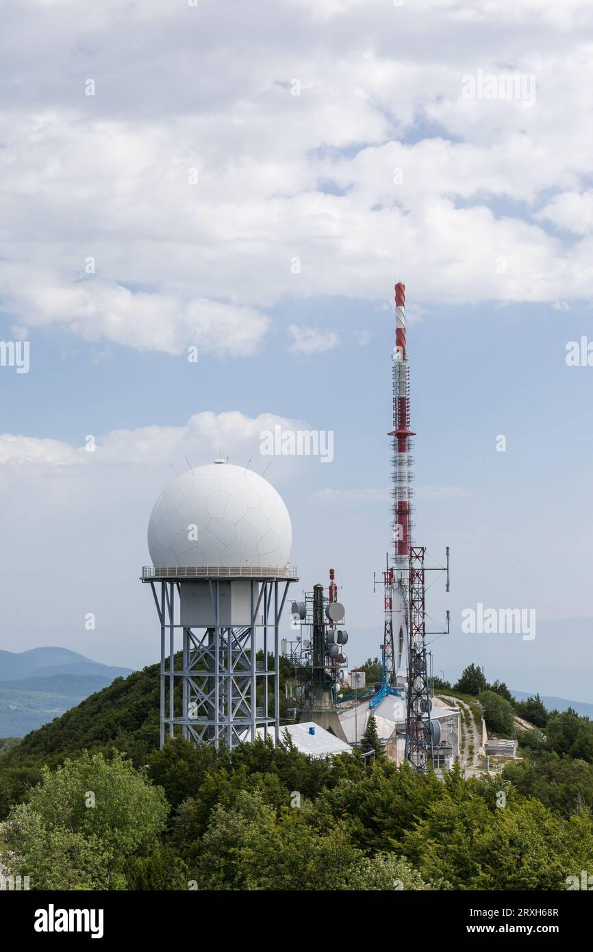 Torre delle telecomunicazioni e radar militare sulla cima del monte Ucka, Istria, Croazia Foto Stock