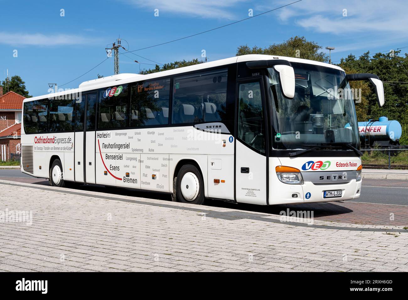 Autobus Edzards Reisen Setra S 416 H alla stazione centrale degli autobus di Norden Foto Stock