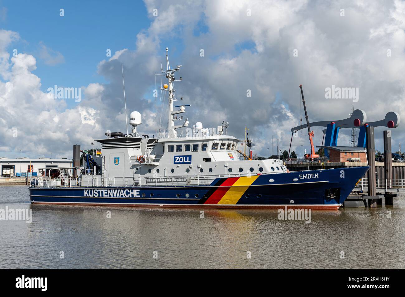 Nave doganale tedesca «Emden» nel porto di Emden Foto Stock