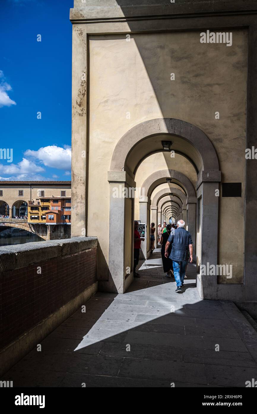 Firenze, Italia - 1 settembre 2023. Una foto di un cavallo, di una carrozza e di un autista che riposa nella splendida Piazza della Signoria mentre i turisti passano a Floren Foto Stock