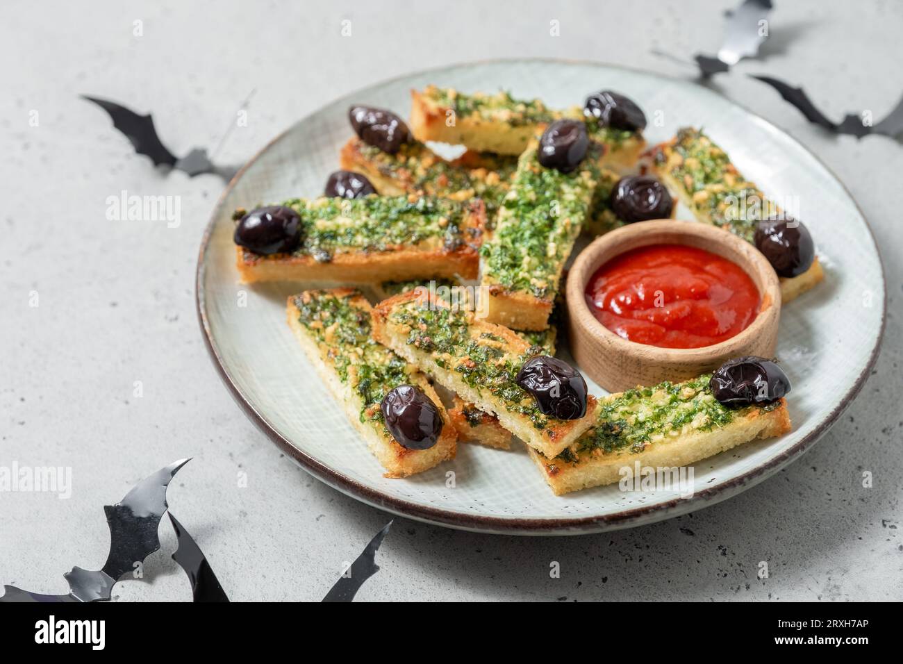 Cibo di Halloween. Pane tostato all'aglio con le dita della strega di Halloween con prezzemolo e aglio Foto Stock