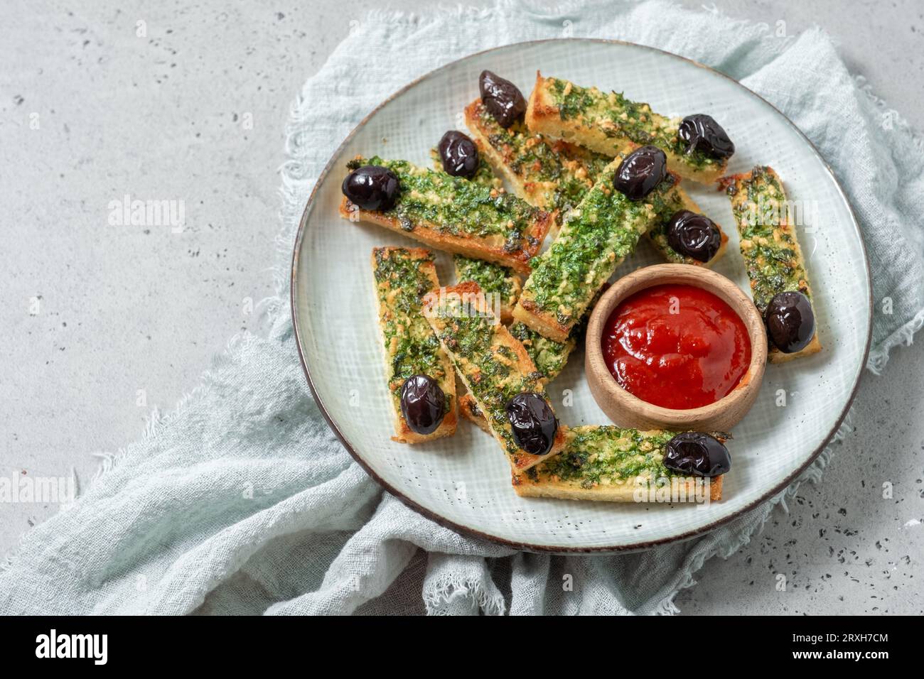 Cibo di Halloween. Pane tostato all'aglio con le dita della strega di Halloween con prezzemolo e aglio Foto Stock