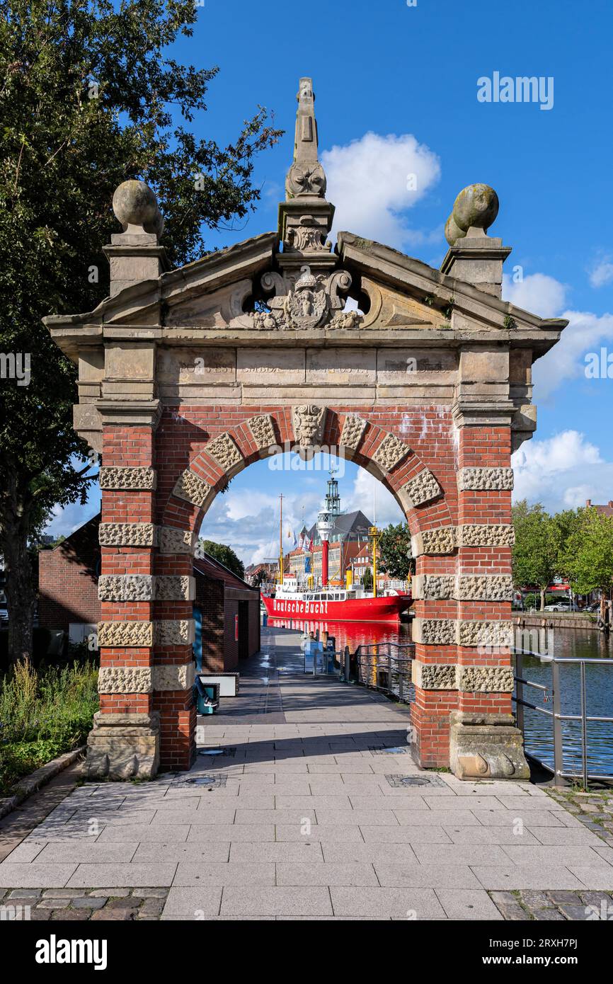 Storica porta del porto di Emden, Germania Foto Stock