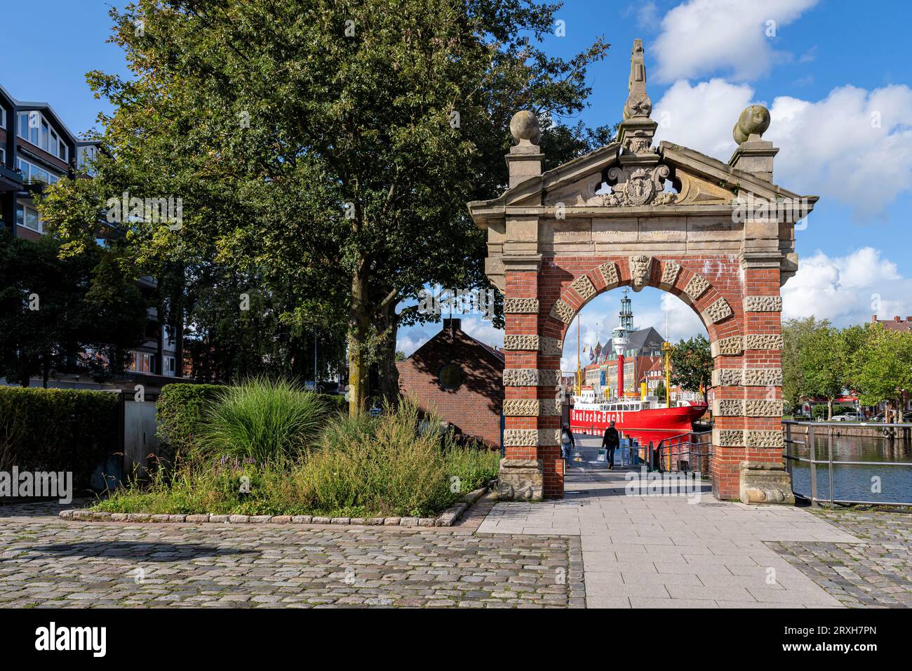 Storica porta del porto di Emden, Germania Foto Stock