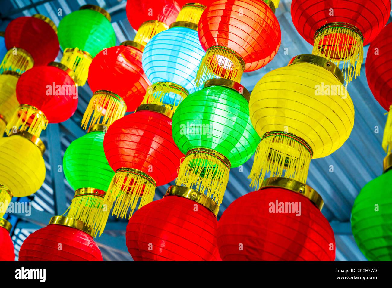 Lanterne orientali colorate in un negozio a Hue, Vietnam Foto Stock