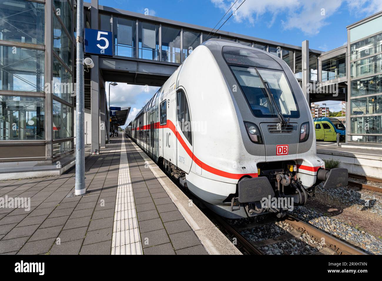 Treno DB Intercity 2 alla stazione di Emden Foto Stock