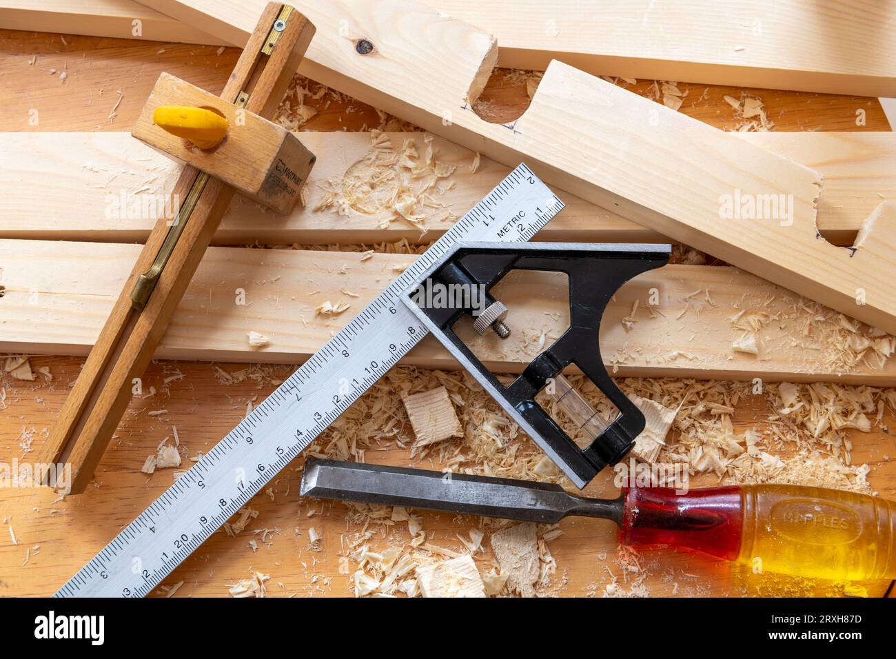 Utensili per legno, trucioli e carpenteria su un banco di lavoro. Foto Stock