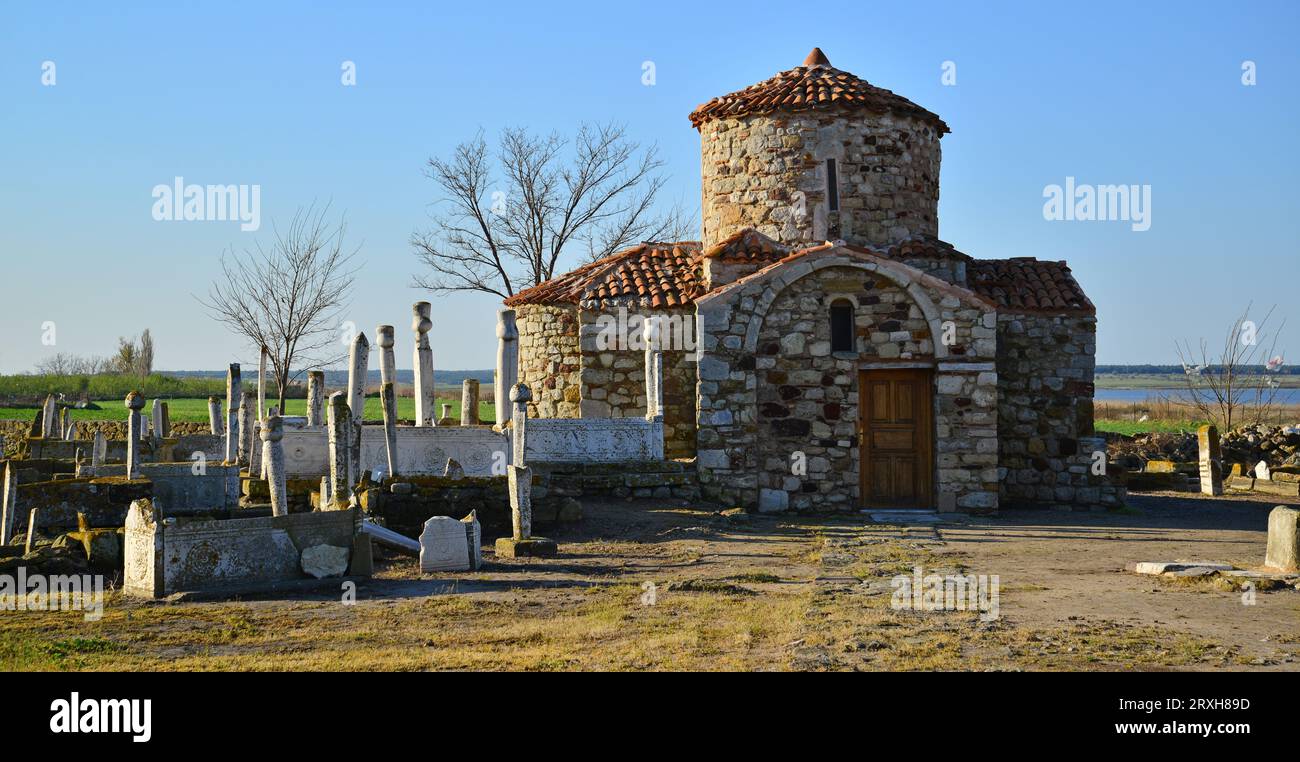 La tomba di Yunus Bey a Enez, in Turchia, fu convertita da una vecchia chiesa a una tomba. Ci sono vecchie tombe ottomane intorno. Foto Stock