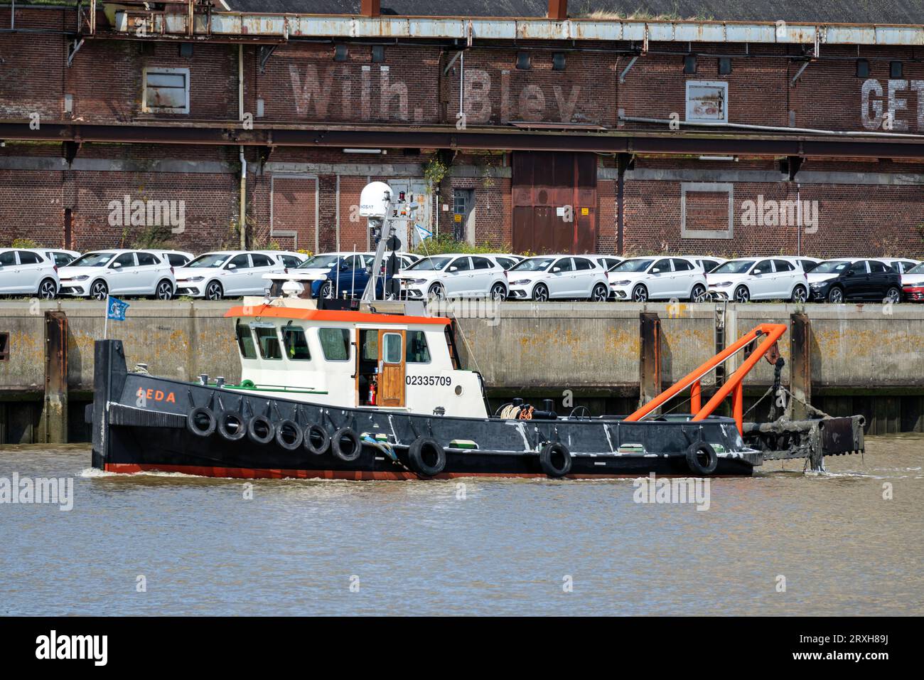 Imbarcazione da lavoro «Leda’ nel porto di Emden, Germania Foto Stock