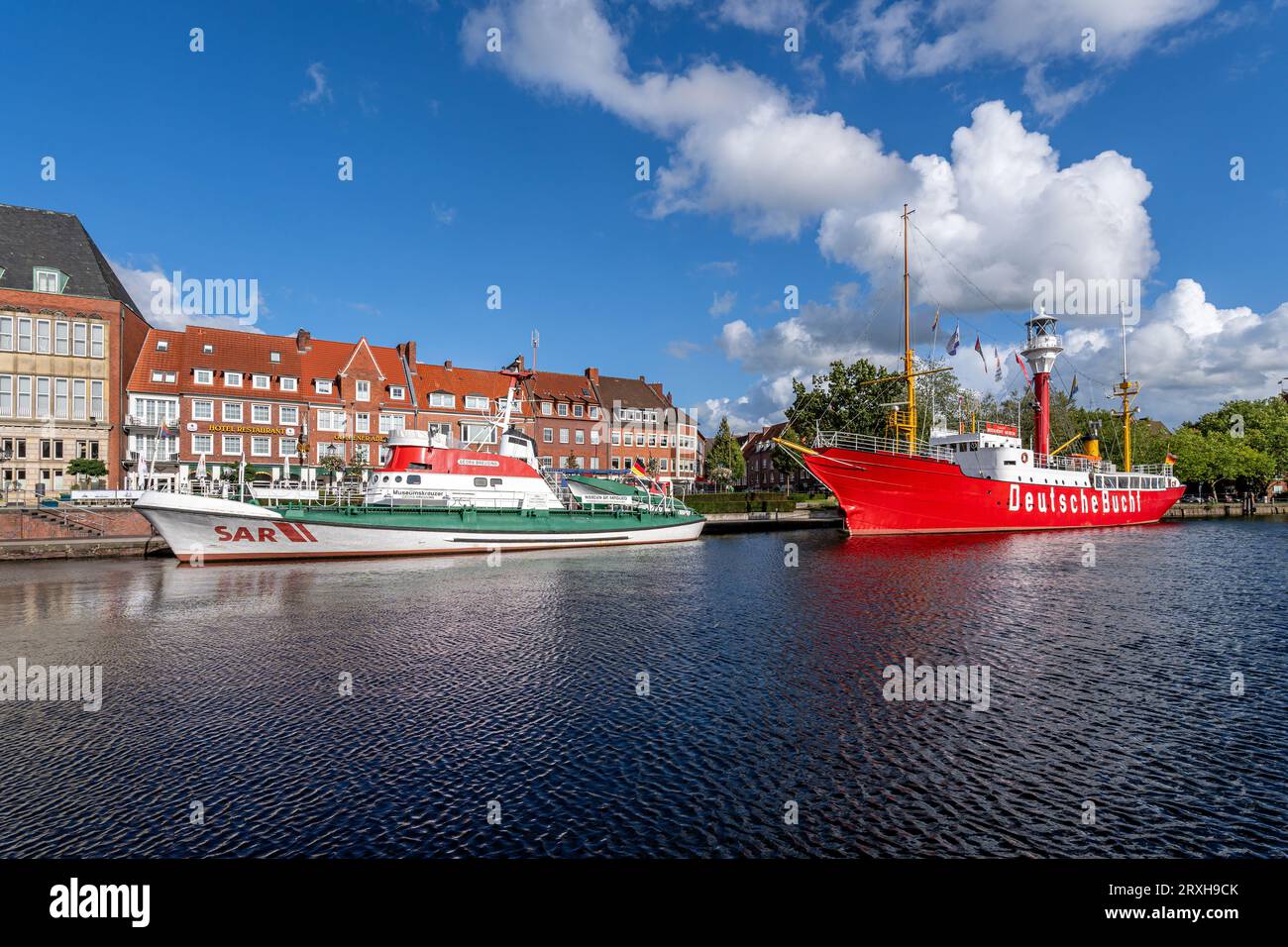 Vecchio porto interno di Ratsdelft con navi museo «Amrumbank» e «Georg Breusing» a Emden, Germania Foto Stock