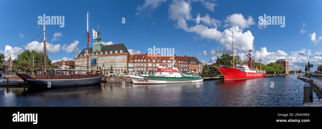 Vecchio porto interno di Ratsdelft con navi museo «Amrumbank» e «Georg Breusing» a Emden, Germania Foto Stock