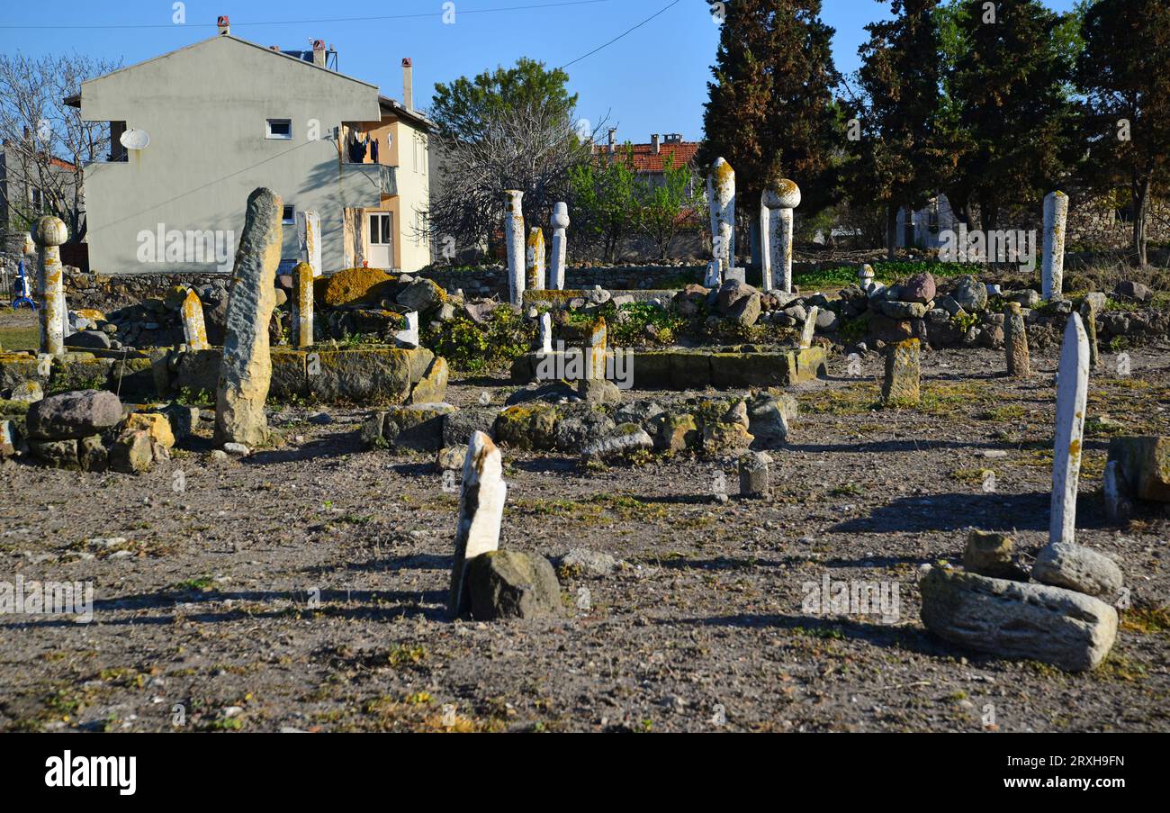 La tomba di Yunus Bey a Enez, in Turchia, fu convertita da una vecchia chiesa a una tomba. Ci sono vecchie tombe ottomane intorno. Foto Stock