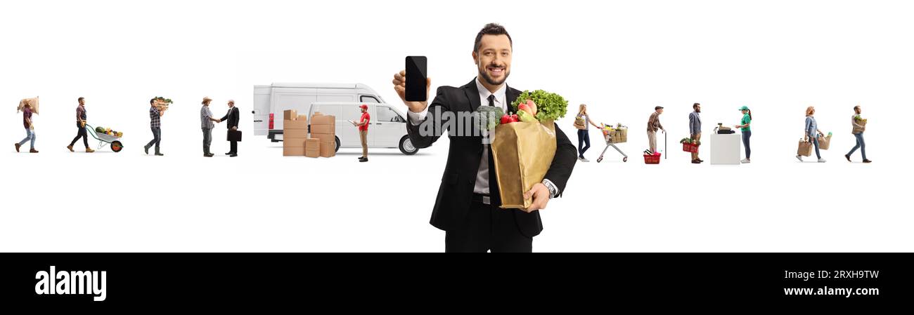 Uomo d'affari con una borsa della spesa che mostra uno smartphone davanti agli agricoltori che consegnano frutta e verdura al mercato isolato su sfondo bianco Foto Stock