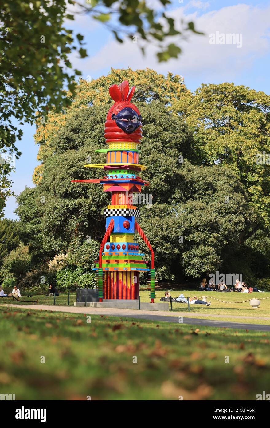 Frieze Sculpture 2023, la celebre mostra d'arte pubblica gratuita, torna a Regents Park per la stagione autunnale, trasformando il grazioso spazio verde in una grande galleria all'aperto, a Londra, Regno Unito Foto Stock