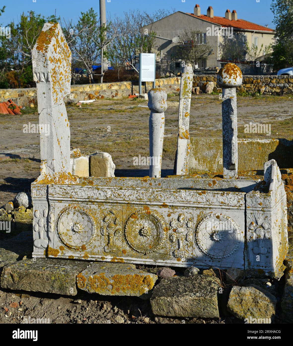 La tomba di Yunus Bey a Enez, in Turchia, fu convertita da una vecchia chiesa a una tomba. Ci sono vecchie tombe ottomane intorno. Foto Stock